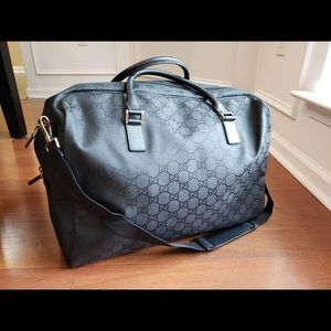 Vintage blk Gucci duffle w/ strap and dust bag!